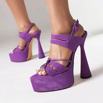 Матовый бокал для вина сверхвысокой формы с фиолетовыми модными женскими сандалиями с открытым носком, сандалии на платформе с пряжкой